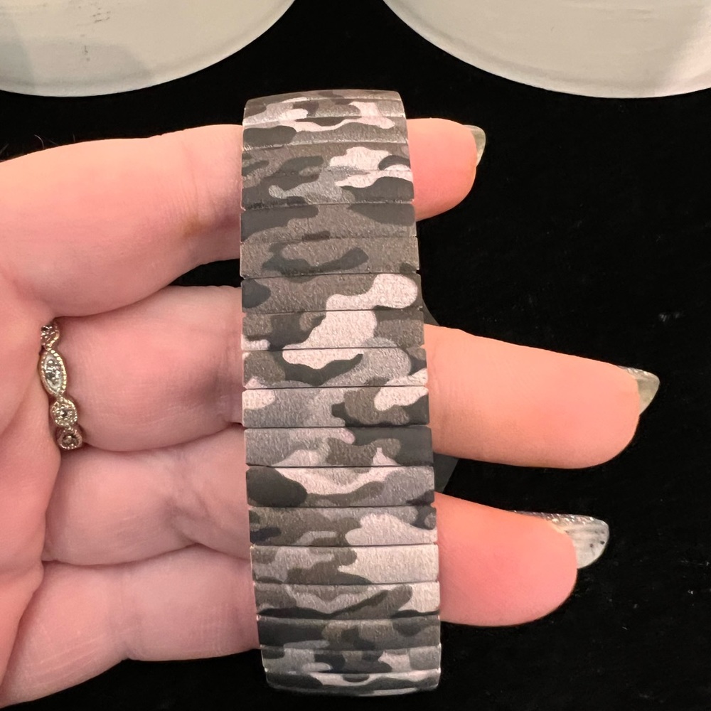 Bundle of 4 Isaac Mizrahi Live Soft Camo Band Expansion Watches - Picture 8 of 12
